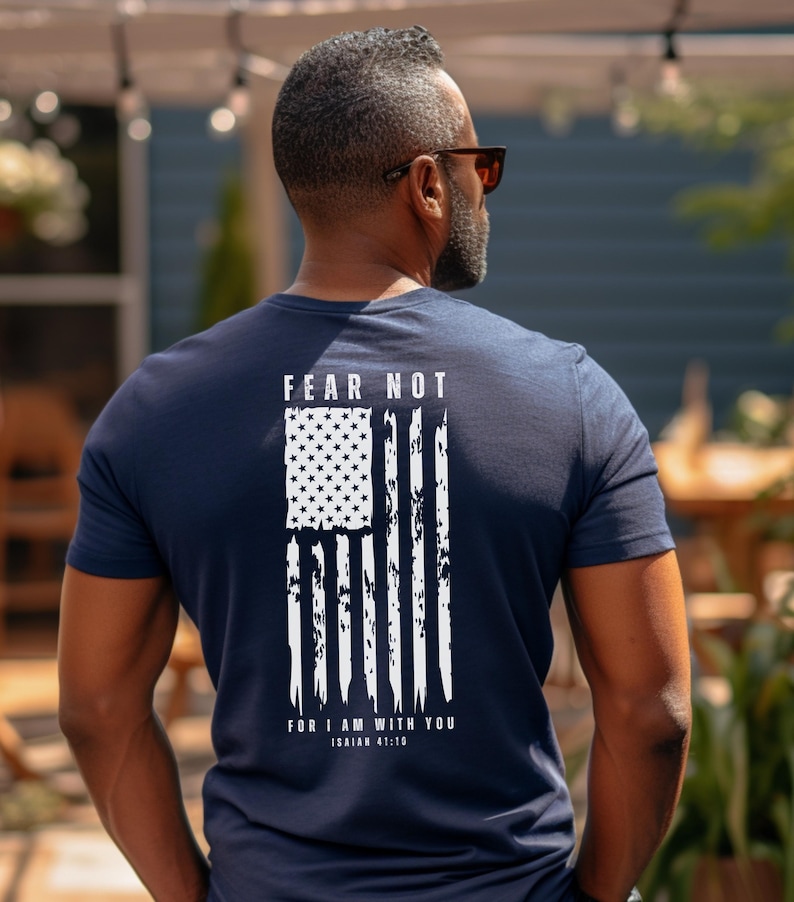K&ouml;nnte beinhalten: Marineblaues T-Shirt mit einem abgenutzten wei&szlig;en amerikanischen Flaggen-Motiv und dem Text "F&uuml;rchte dich nicht, denn ich bin mit dir, Jesaja 41:10".