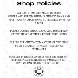 K&ouml;nnte beinhalten: Shop Policies-Text auf wei&szlig;em Hintergrund mit Kreuzmuster. Der Text besagt, dass alle Artikel auf Bestellung gefertigt werden, Bestellungen innerhalb von 3 Werktagen versandt werden und weitere 3-7 Werktage in Anspruch nehmen k&ouml;nnen, bis sie eintreffen. Au&szlig;erdem hei&szlig;t es, dass aufgrund der individuellen Natur des Artikels keine R&uuml;ckgabe oder Umtausch m&ouml;glich ist. Der Text besagt auch, dass Sie sich umgehend an sie wenden sollen, wenn es Probleme mit dem Druck oder dem Produkt gibt, damit sie die Situation beheben k&ouml;nnen. Der Text endet mit "Vielen Dank f&uuml;r die Unterst&uuml;tzung unseres kleinen Unternehmens".