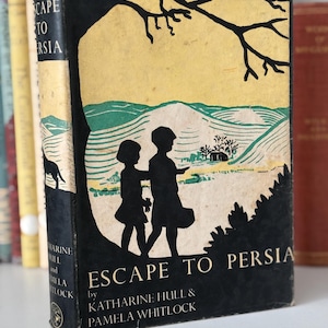Escape to Persia 1e editie door Katharine Hull & Pamela Whitlock Uitgegeven door Jonathan Cape, 1938 origineel boek met stofomslag, eerste editie