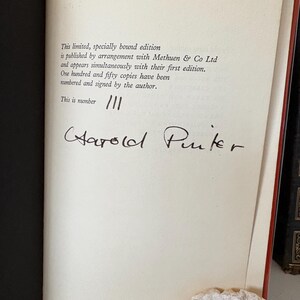 Harold Pinter firmó una copia de la primera edición de Old Times número 3 de solo 150 copias junto con una maravillosa carta firmada de Pinter a un amigo.