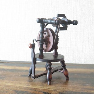 Liten träsnurrrock, dockhustillbehör vintage souvenir, höjd 18 cm / 3,93 tum, miniatyrsnurrrock @243-2 bild 1