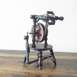 Liten träsnurrrock, dockhustillbehör vintage souvenir, höjd 18 cm / 3,93 tum, miniatyrsnurrrock @243-2 bild 5