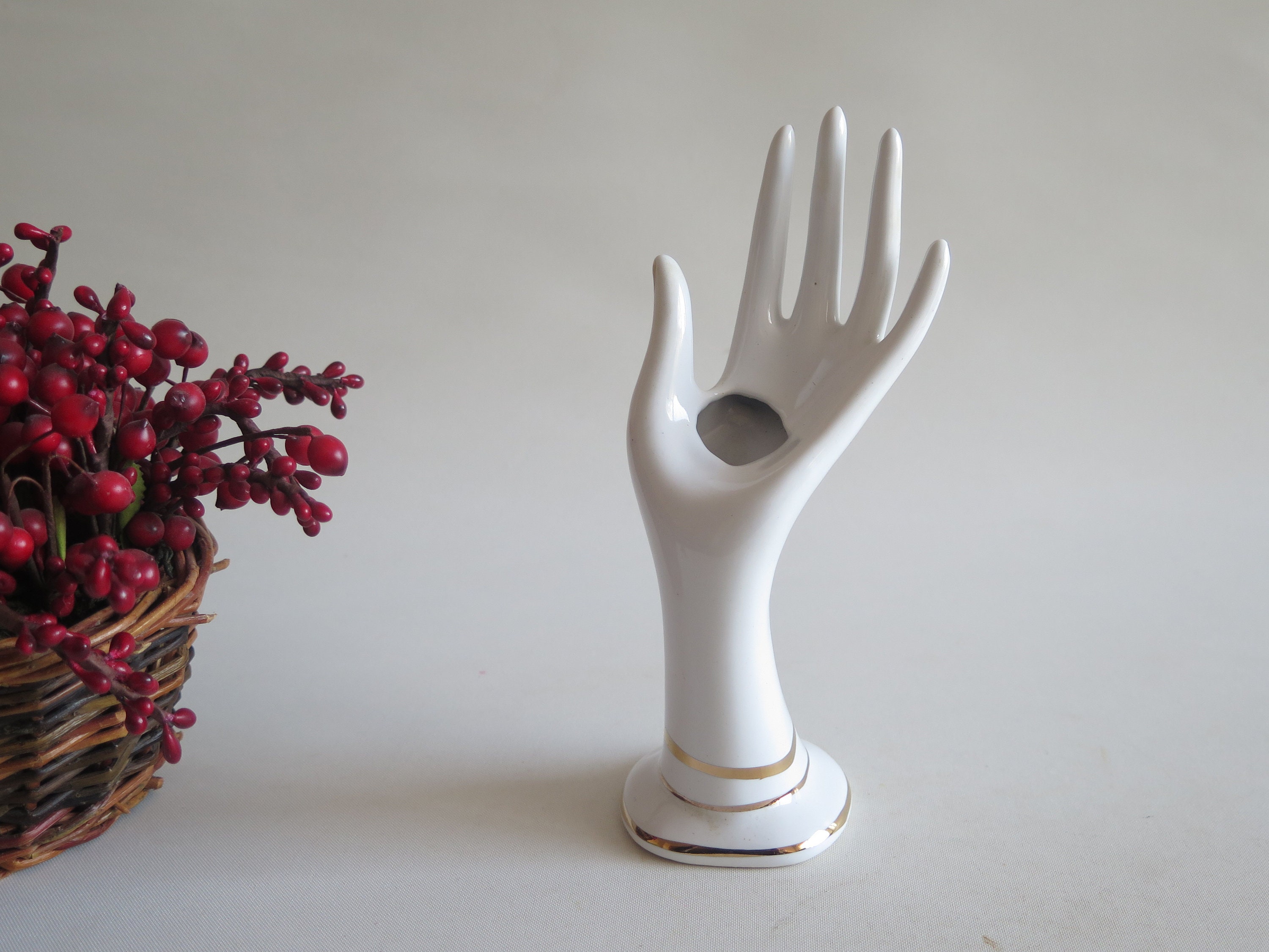 Hand holding vase - Etsy France