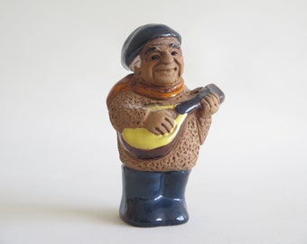 Keramisch beeldje man met mandoline, gesigneerd T.B., geglazuurd keramisch beeldje, Scandinavisch Zweeds aardewerk @352-28