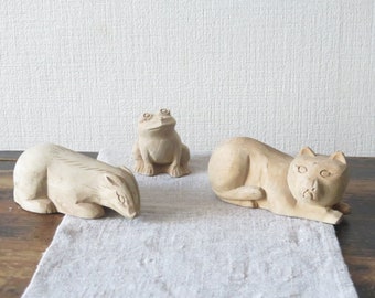 Houten handgesneden dierenbeeldjes Kat Kikker Badger Vintage Beeldjes Set van 3, Dierlijke Kunst @242-53