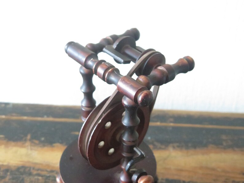 Liten träsnurrrock, dockhustillbehör vintage souvenir, höjd 18 cm / 3,93 tum, miniatyrsnurrrock @243-2 bild 3