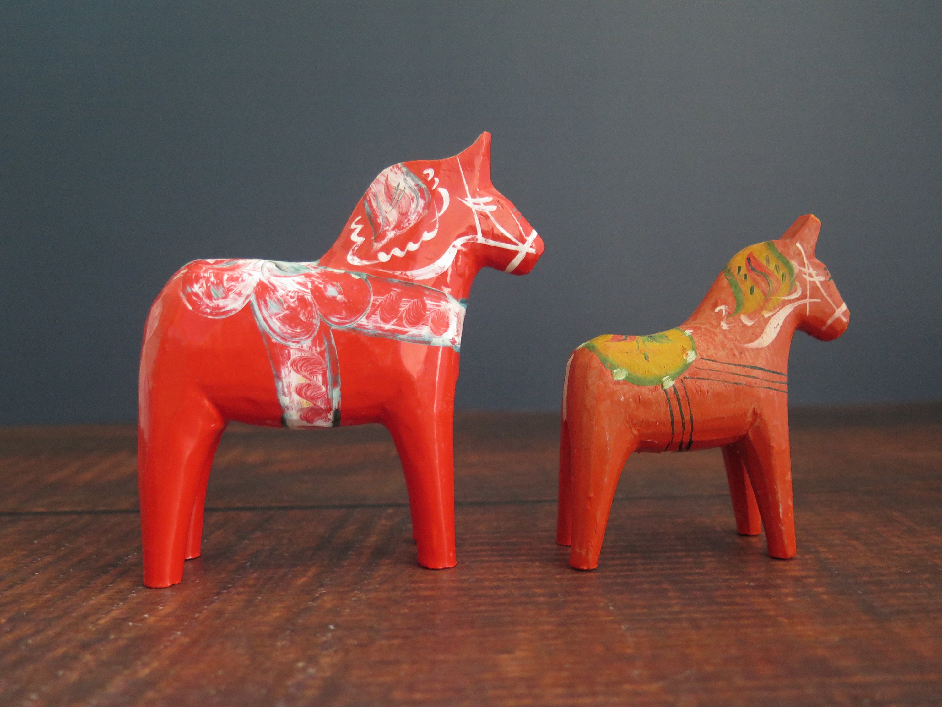 Dala Horse Figurines Set of 2 Hand Carved, Vintage Decoration Sweden Scandinavian Souvenir Hand Painted @339-24-4-M