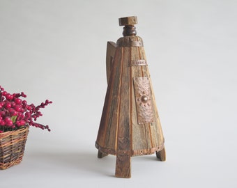 Met hout bedekte glazen fles met kurk, koperen details, rustieke voetfles Scandinavisch Scandinavisch, handgemaakte driehoekige piramidevorm @362-5
