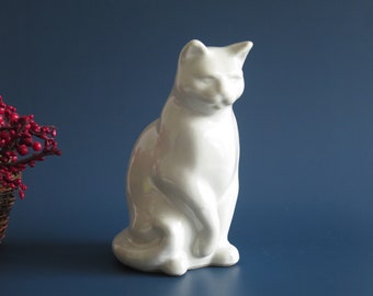 Keramisch kattenbeeldje, grijsachtig witte kat verzamelbeeldje 21 cm / 8,2 inch hoog, Zweden Vintage Scandinavisch @342-18