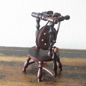 Liten träsnurrrock, dockhustillbehör vintage souvenir, höjd 18 cm / 3,93 tum, miniatyrsnurrrock @243-2 bild 2