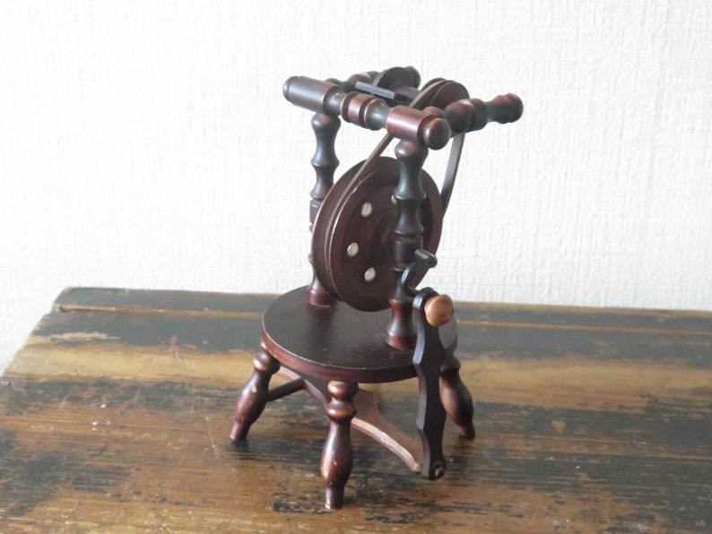 Liten träsnurrrock, dockhustillbehör vintage souvenir, höjd 18 cm / 3,93 tum, miniatyrsnurrrock @243-2 bild 2