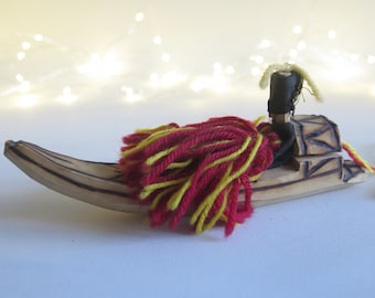 Vintage Saami Lapland Folk Doll in Houten Boot Souvenir Doll in Traditionele Folk Kostuum Handgemaakte Scandinavische Collectible @356-14