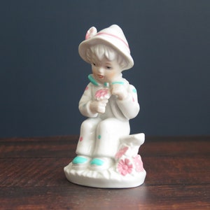 Niño de cerámica con flores, figura vintage coleccionable @341-20