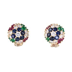 Peut inclure: Une paire de boucles d'oreilles clips en or ton sur ton avec un cluster rond de pierres précieuses blanches, bleues, vertes et rouges.