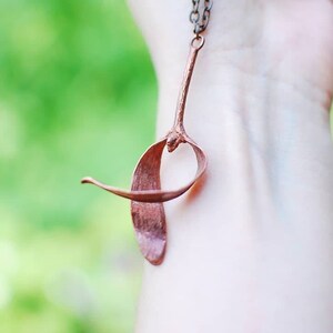 Kupferfarbene, galvanisierte Halskette mit echtem Mistelblatt-Anhänger – ein botanisches Geschenk für Feen, Elfen, Nymphen, Dryaden, Boho-Hippies, Zigeuner und Waldliebhaber. Einzigartiges Unikat.