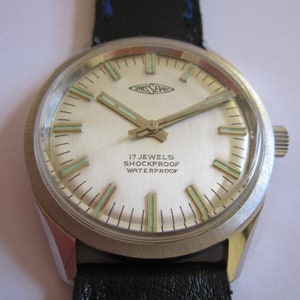 NOS Swiss MEN Swissever watch with its 17 jewel hand winding movement