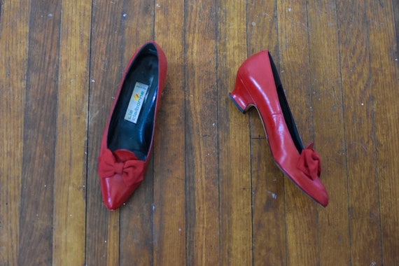 Sz 8N Red Leather Liz Claiborne Bow Pumps - image 2