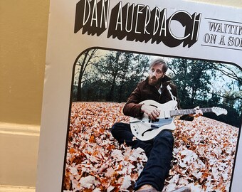 Póster promocional de Wait On A Song de Dan Auerbach en la tienda de discos The Black Keys