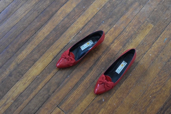 Sz 8N Red Leather Liz Claiborne Bow Pumps - image 3