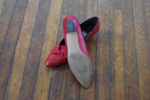 Sz 8N Red Leather Liz Claiborne Bow Pumps - image 4