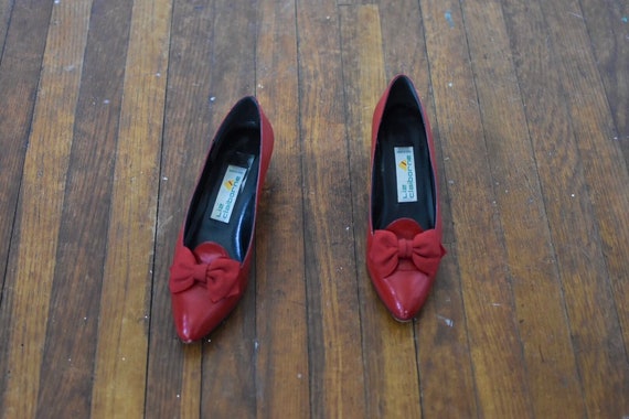 Sz 8N Red Leather Liz Claiborne Bow Pumps - image 1