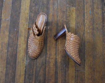 Sz 7 B Leather Woven Mules Vintage 70s