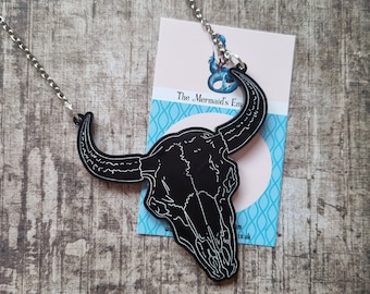 Collier en acrylique avec tête de mort en forme de vache