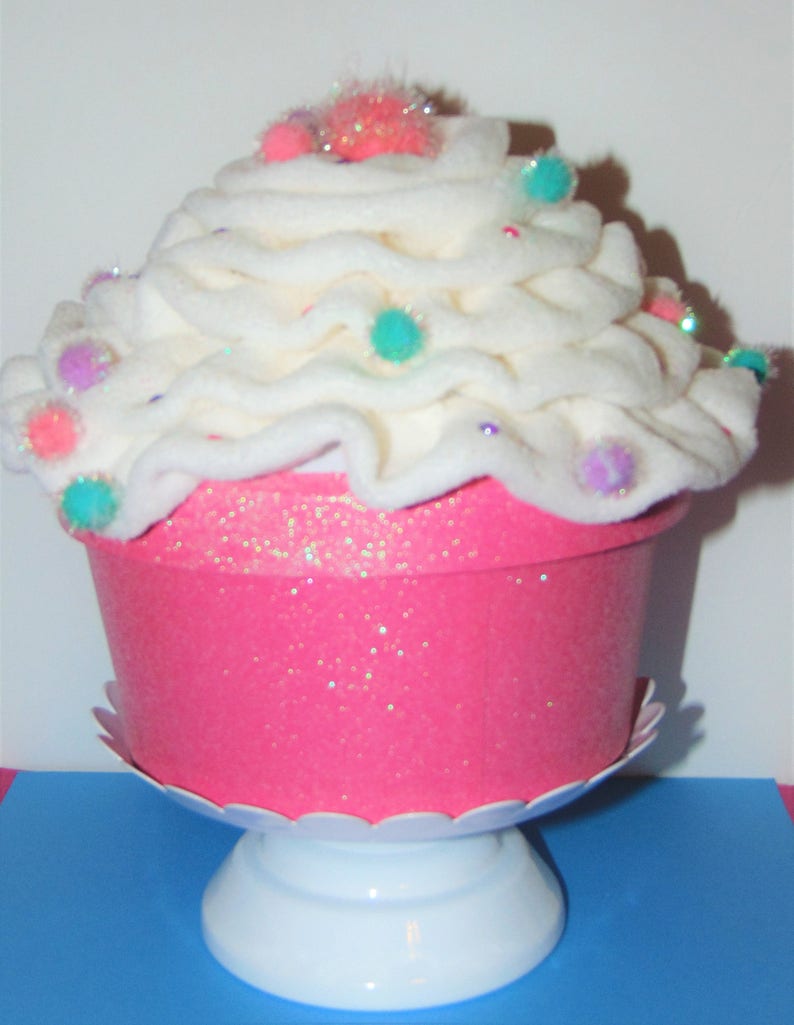Super Cute Giant Cupcake filled with Assorted Lip Glosses image 1