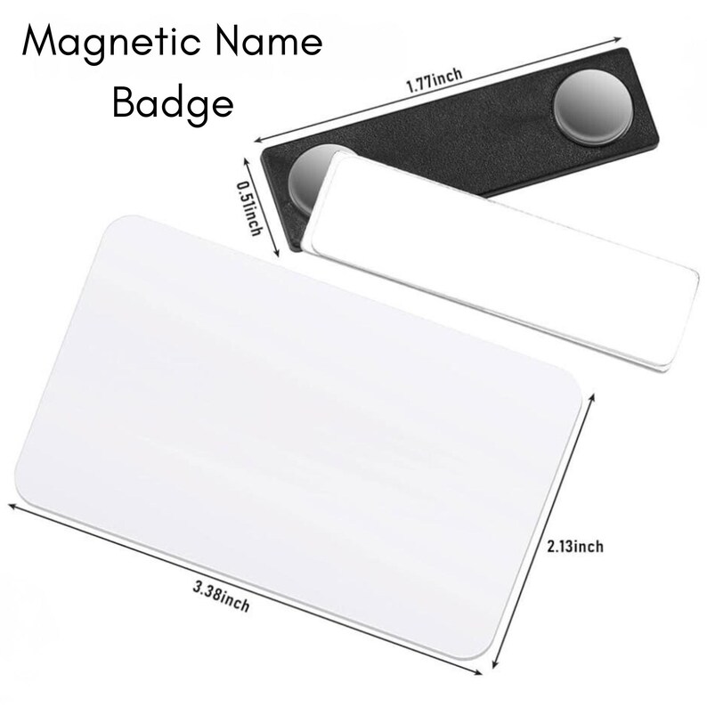 K&ouml;nnte beinhalten: Rechteckiges wei&szlig;es Namensschild mit magnetischer R&uuml;ckseite. Das Schild misst 8,6 cm x 5,4 cm. Die magnetische R&uuml;ckseite ist 4,5 cm lang und 1,3 cm breit.