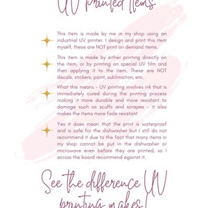 K&ouml;nnte beinhalten: Rosa-wei&szlig;er Hintergrund mit dem Text "UV Printed Items". Der Text erkl&auml;rt, dass die Artikel mit einem industriellen UV-Drucker bedruckt werden und keine Druck-auf-Anfrage-Artikel sind. Der Text erkl&auml;rt auch, dass der UV-Druckprozess die Artikel haltbarer und farbechter macht. Der Text erw&auml;hnt auch, dass die Artikel wasserdicht und sp&uuml;lmaschinenfest sind, aber empfiehlt, sie nicht in die Sp&uuml;lmaschine oder Mikrowelle zu geben. Der Text endet mit dem Satz "See the difference UV printing makes!"