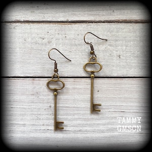 Antique bronze key earrings Skeleton key earrings Steampunk earrings Dieselpunk earrings  Nautical earrings Rockabilly earrings Pierced ears