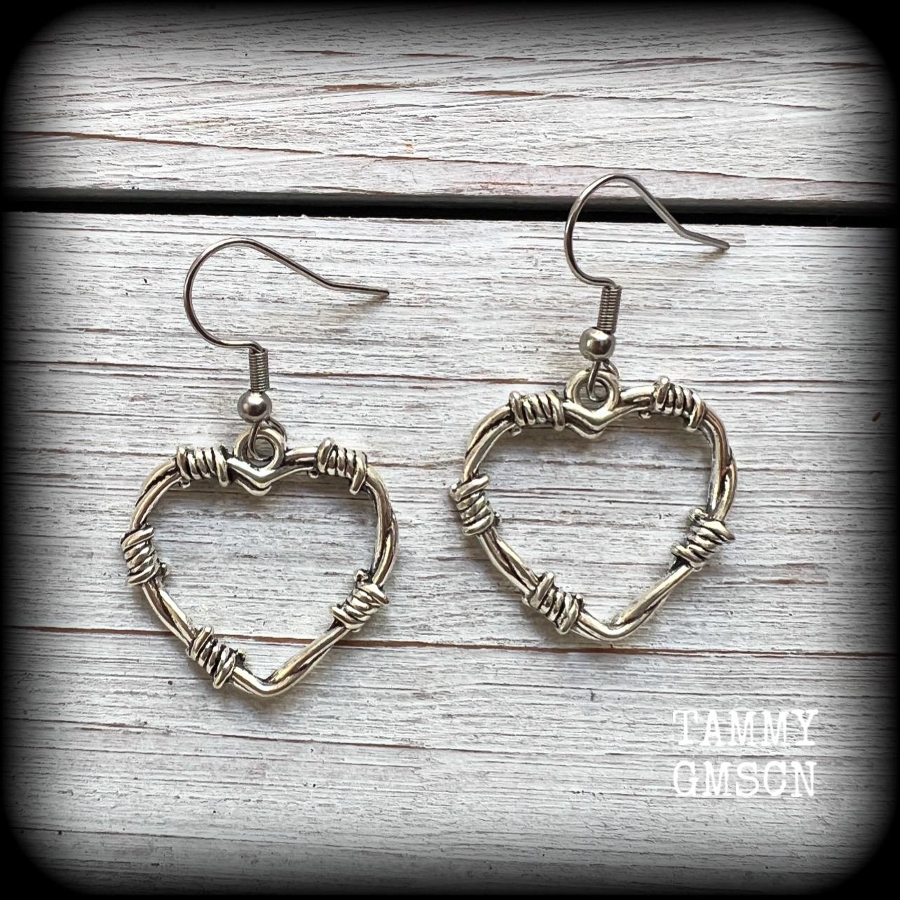 Orecchini d'argento a forma di cuore con filo spinato / emo goth cool moda rock tatuaggio audace - Italia