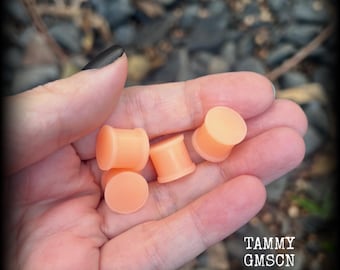 Flesh plugs All sizes Peach silicone plugs Clear silicone retainers 8g 6g 4g 2g 0g 00g 1/2” 9/16” 5/8” 11/16” 13/16” 7/8” 1” Stretched lobes