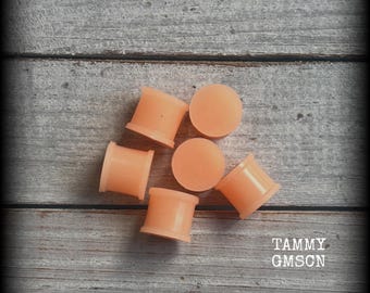 Flesh plugs All sizes Peach silicone plugs Clear silicone retainers 8g 6g 4g 2g 0g 00g 1/2” 9/16” 5/8” 11/16” 13/16” 7/8” 1” Stretched lobes