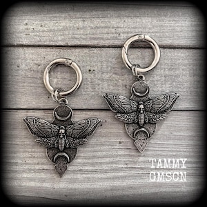 These stunning boot charms feature pewter moth and crescent moon charms, nice and big-these measure approx 5 across and just on 8cms from top to bottom.
Made to last, all our boot charms are made with super sturdy snap rings and strong jump rings.