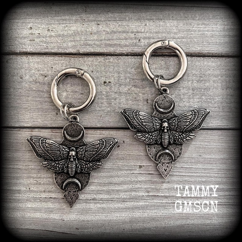These stunning boot charms feature pewter moth and crescent moon charms, nice and big-these measure approx 5 across and just on 8cms from top to bottom.
Made to last, all our boot charms are made with super sturdy snap rings and strong jump rings.