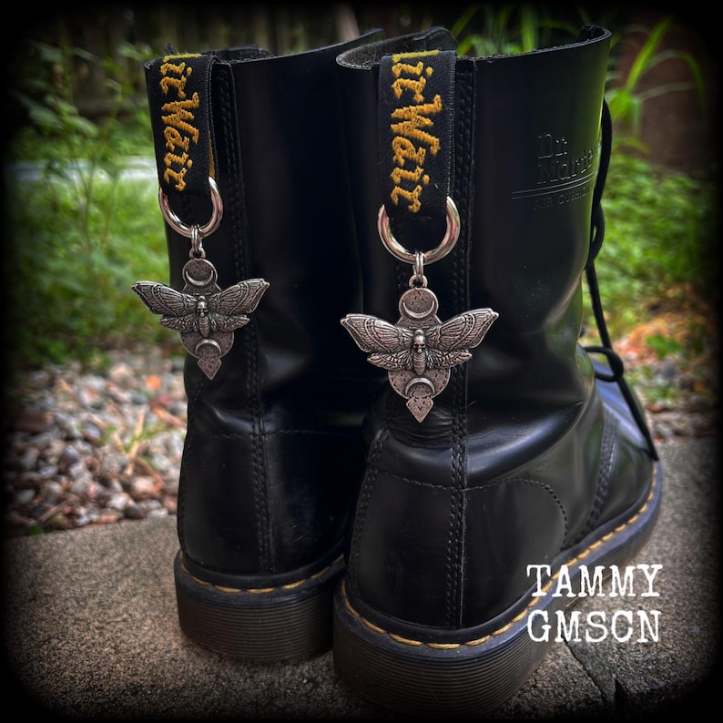 These stunning boot charms feature pewter moth and crescent moon charms, nice and big-these measure approx 5 across and just on 8cms from top to bottom.
Made to last, all our boot charms are made with super sturdy snap rings and strong jump rings.
