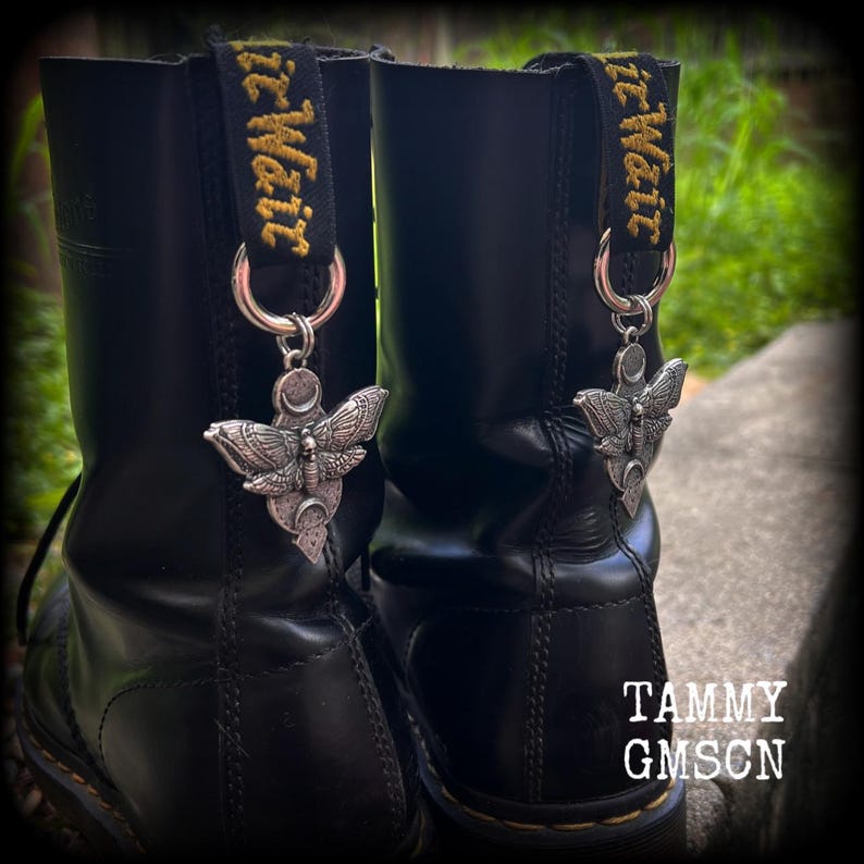 These stunning boot charms feature pewter moth and crescent moon charms, nice and big-these measure approx 5 across and just on 8cms from top to bottom.
Made to last, all our boot charms are made with super sturdy snap rings and strong jump rings.