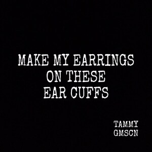 以下が含まれることがあります： 黒い正方形のグラフィックで、太字のサンセリフ体で「MAKE MY EARRINGS ON THESE EAR CUFFS」という白いテキストが表示されています。右下隅には、黒い背景に対して、より小さな白いサンセリフ体で「TAMMY GMSCN」というテキストが表示されています。