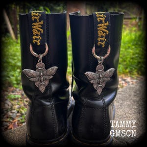 These stunning boot charms feature pewter moth and crescent moon charms, nice and big-these measure approx 5 across and just on 8cms from top to bottom.
Made to last, all our boot charms are made with super sturdy snap rings and strong jump rings.