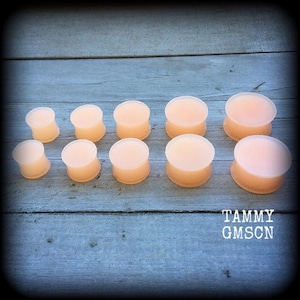 Flesh plugs All sizes Silicone plugs Silicone tunnels 8g 6g 4g 2g 0g 00g 3mm 4mm 5mm 6mm 8mm 10mm Gauged earrings Retainers  Stretched lobes