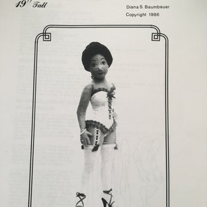 Puede incluir: Imagen en blanco y negro de una muñeca llamada Zelda de 48 cm de altura. La muñeca lleva un corsé blanco, liguero y medias. La muñeca lleva tacones altos y tiene un peinado bob negro. La imagen es de un libro de patrones para hacer muñecas. El texto de la página dice "Zelda Complete Patterns & Instructions Diana S. Baumbauer Copyright 1986"