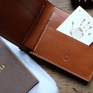 Slim and Minimalist Leathe Wallet for men