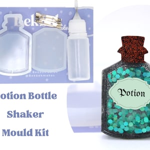 Könnte beinhalten: Ein Zaubertrankflaschen-Schüttelform-Set mit einer durchsichtigen Flaschenform, einer Flasche Harz und einer Stecknadel. Das Set enthält auch eine fertige Zaubertrankflasche mit grünem Glitzer und einem Etikett mit der Aufschrift "Potion".