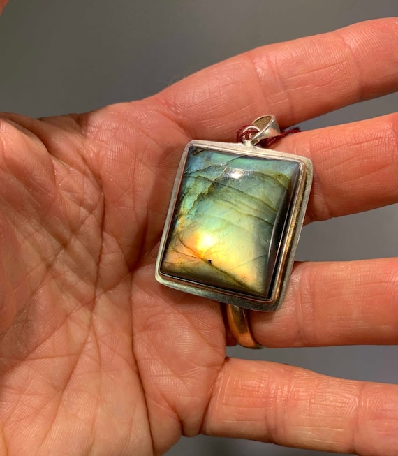 Labradorite pendant for necklace - incredible flas