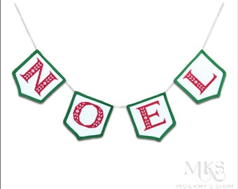 Peut inclure: Une guirlande festive épelant "NOEL" en lettres rouges avec des motifs décoratifs, chaque lettre sur un fanion blanc avec une bordure verte. Les fanions sont reliés par une ficelle blanche, idéale pour les décorations de vacances.