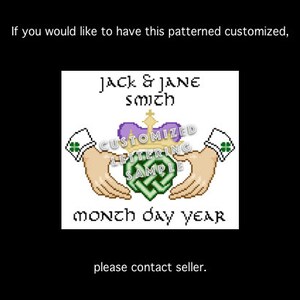Peut inclure: Un motif de n&oelig;ud celtique vert avec deux mains tenant une couronne au-dessus. Le texte "JACK & JANE smith" est au-dessus du n&oelig;ud et "MONTH DAY YEAR" est en dessous du n&oelig;ud. Le texte "CUSTOMIZED LETTERING SAMPLE" est au centre du motif.