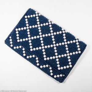 Bolso de embrague con cuentas en azul y blanco, fabricado en Hong Kong, diseñado por el Sr. Jonas