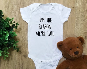 Jag är anledningen till att vi är sena Babybody, rolig babypresent, rolig babyshowerpresent
