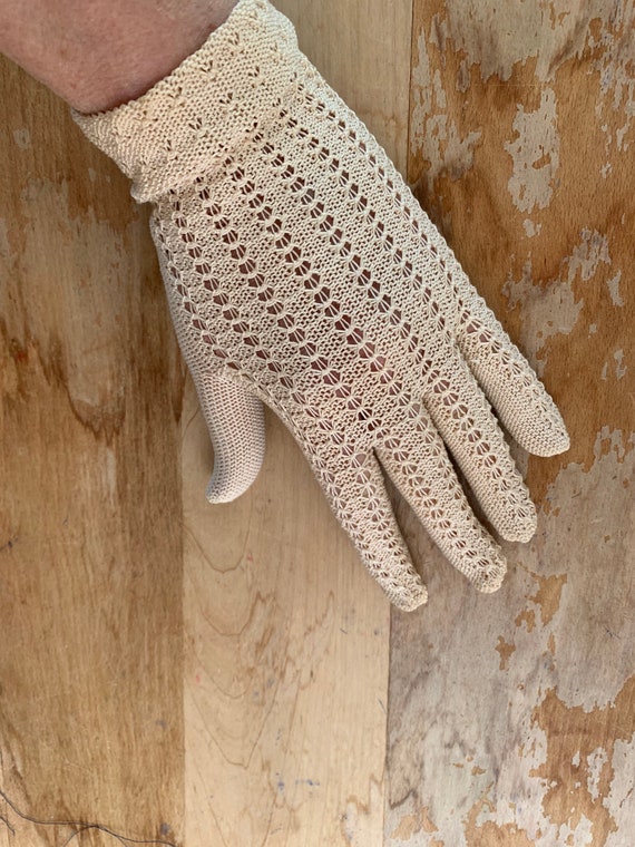 1950’s or 1960’s Vintage Cream Knitted Gloves - image 4